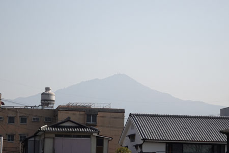 霞む比叡山（20240315）.jpg